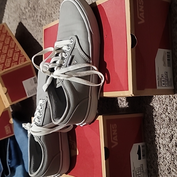 Van's - Picture 3 of 6